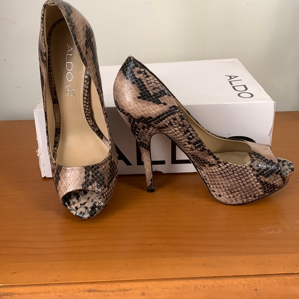 Animal print platform